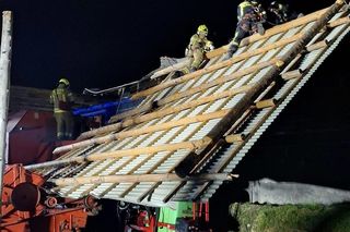 Zerwane dachy i powalone drzewa w Śląskiem. Przez wieczorny wiatr strażacy mieli dużo roboty ZDJĘCIA