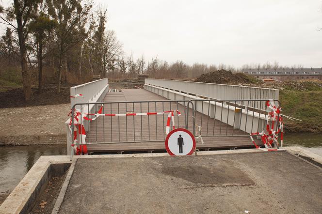 Nowa kładka dla pieszych i rowerzystów w parku Klecińskim