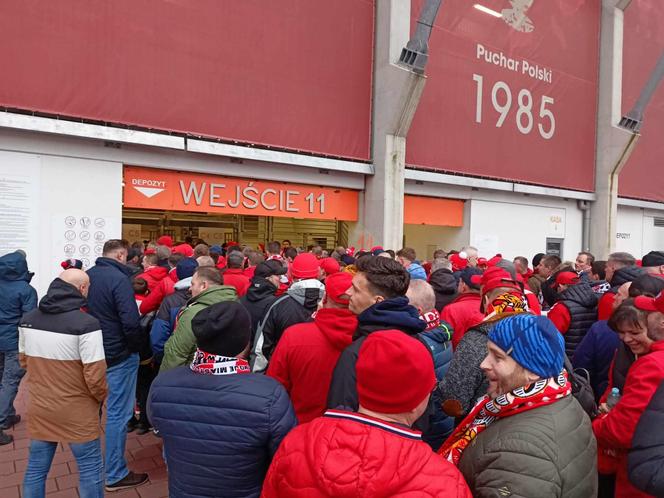 Legia vs. Widzew. Na stadionie w Łodzi zbierają się kibice