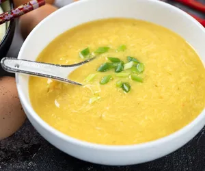 Azjatycka zupa zaciągana jajkiem. Ciepły posiłek w 10 minut