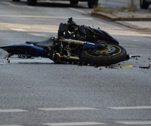 Motor zderzył się z autem, wbił się w drzewo i stanął w płomieniach. 73-latek nie żyje. Koszmarny wypadek pod Wrocławiem