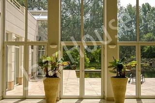 Tak mieszkają bogacze spod Warszawy. Zaglądamy do środka willi za 30 milionów