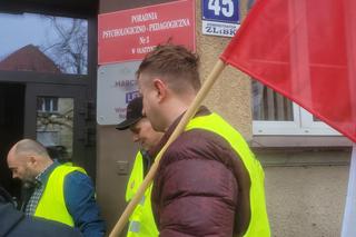 Protest rolników 4 kwietnia w Olsztynie. Strajkujący zostawili ministrowi Kulaskowi butelkę z nawozem