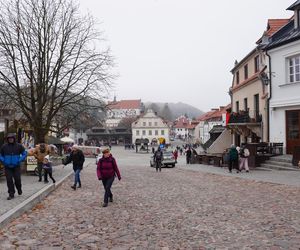 Mglisty Kazimierz Dolny w obiektywie. Miasteczko nad Wisłą przyciąga turystów nawet późną jesienią