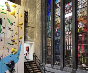 Ścianka wspinaczkowa w kościele św. Antoniego Padewskiego w Brukseli
