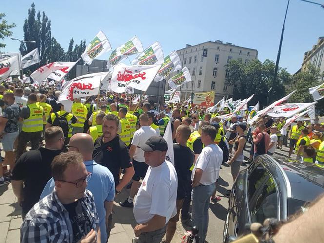 Górnicy protestują przed siedzibą PiS