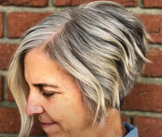 To najlepsza fryzura dla kobiet po 50-tce na blond włosy