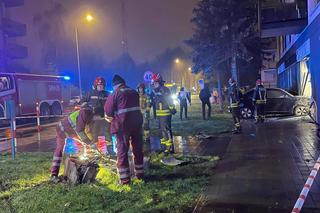 Poważny wypadek w Toruniu. Wjechała volkswagenem w wystawę sklepową