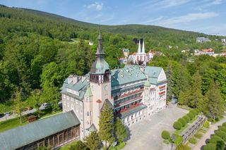 Najdroższe kurorty: Świnoujście, Międzyzdroje, Sopot, Mikołajki, Olsztyn, Kraków, Zakopane, Szczawnica, Szklarska Poręba, Świeradów Zdrój, Karpacz