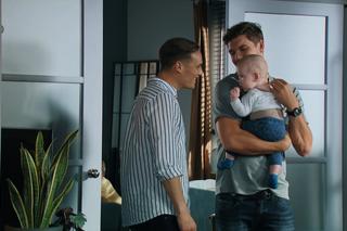 M jak miłość odc. 1690. Olek (Maurycy Popiel), Marcin (Mikołaj Roznerski), Borysek (Tymon Szkopek)