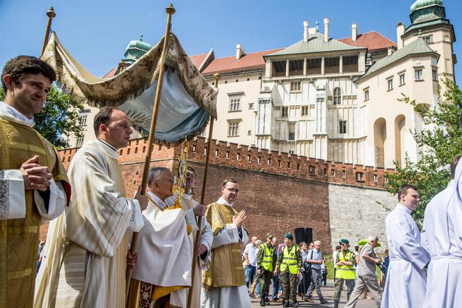 Procesja Bożego Ciała w Krakowie. Tłumy na ulicach miasta 