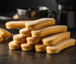 Ciasto LENIWIEC bez pieczenia, gotowe w 20 minut, z podłużnych biszkoptów