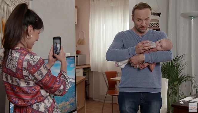 Pierwsza miłość odc. 4031. Janek (Maciej Mikołajczyk), Lilka (Sylwia Sokołowska), ich córka Pola