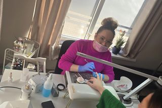 Pani Izabela Jankowska to stylistka paznokci z Torunia