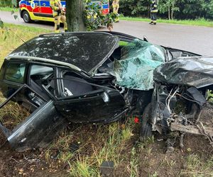 Powiat łukowski: Audi roztrzaskało się na drzewie