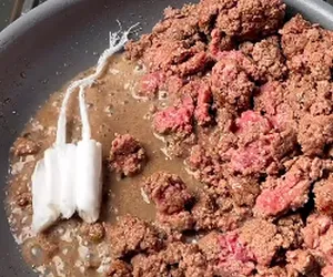 Wrzuć na patelnie mięso i tampony. Nowy hit z Tiktoka