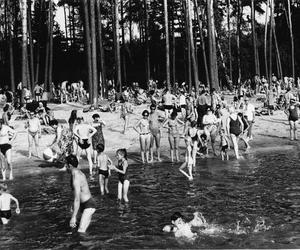 Wypoczynek dzieci i młodzieży nad wodą w Gołuchowie 22 lipca 1969 r. APK, Spuścizna Stanisława Perlińskiego z Kalisza