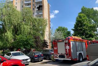 Pożar bloku na Gocławiu. Balkon wieżowca stanął w ogniu