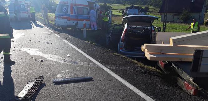 Kasina Wielka. Młody kierowca bez prawa jazdy zderzył się z dostawczakiem!