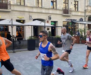 Rossmann Run 2025. Tłumy biegaczy wzięły udział w biegu ulicą Piotrkowską