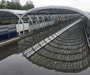 Warszawa. Pływające auta w Ursusie, zatopione po dachy!