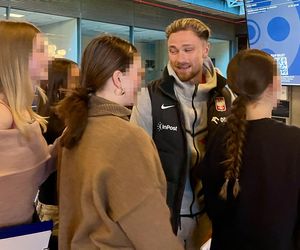 Casha otoczony przez wianuszek fanek