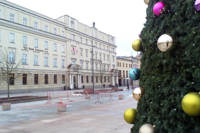 Choinka na Placu Litewskim już jest. Znów zapadła się fontanna [ZDJĘCIA]