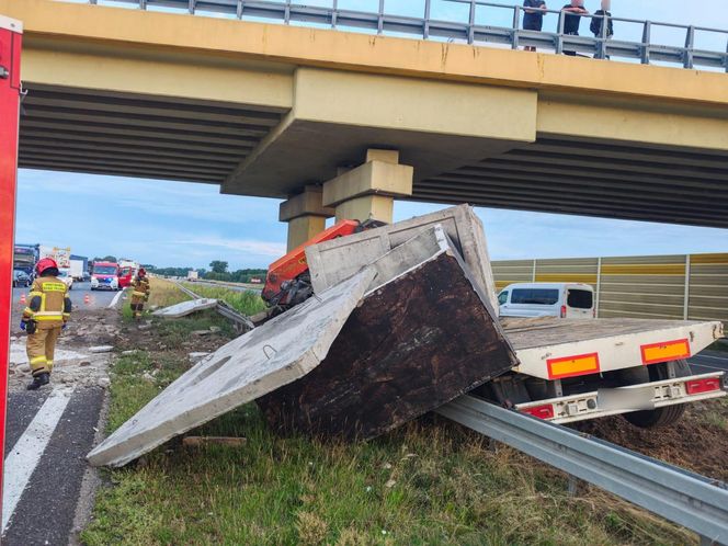  Wypadek na A2 pod Zgierzem. Kierujący tirem uderzył w wiadukt