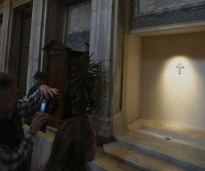 Wierni odwiedzają grób papieża Franciszka