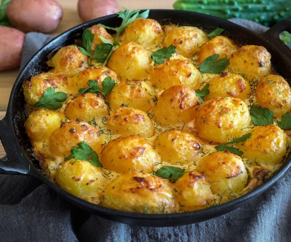 Weź młode ziemniaczki, kremowy sos i zioła. Efekt powala