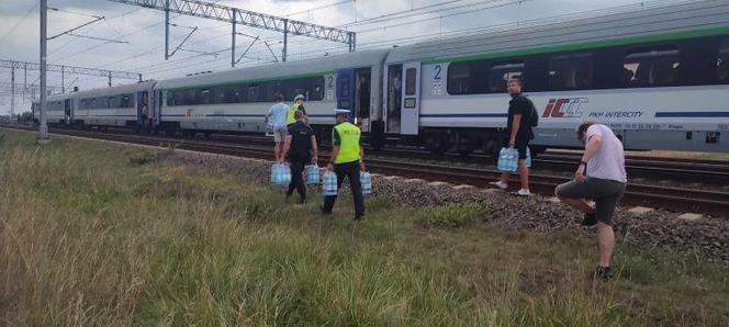 Policjanci pomogli pasażerom