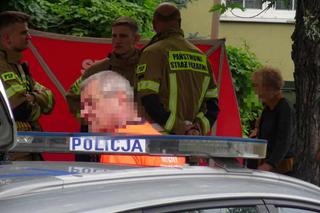 Na terenie ogródka rozłożyli parawan. Obok siedziała modląca się kobieta. Co tam się stało?!