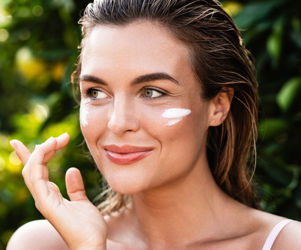 Kosztuje 2 zł, a działa jak kwas hialuronowy za 800 zł. Banalny trik na zmarszczki