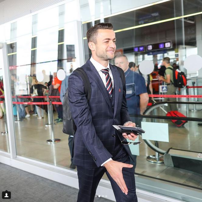 Łukasz Fabiański w drodze do samolotu