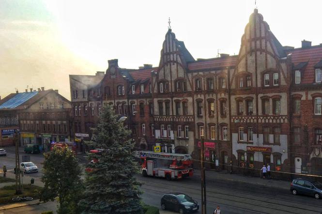 Pożar w Zabrzu! Strażacy z mocno zadymionego mieszkania wyciągnęli 50-letnią osobę