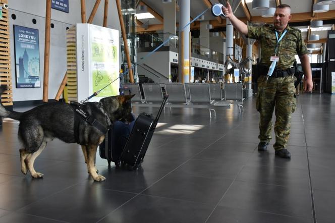 Tajemnicza walizka na lotnisku w Szymanach