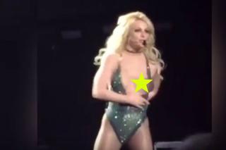 Britney Spears - oops! Kolejna wpadka z wypadającymi piersiami. Fatum? [VIDEO]