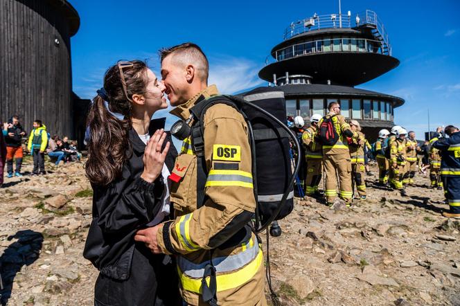 998 strażaków weszło na Śnieżkę. Na szczyt Karkonoszy poszli z ważnym przesłaniem