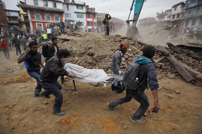 Ziemia pochłonęła Nepal