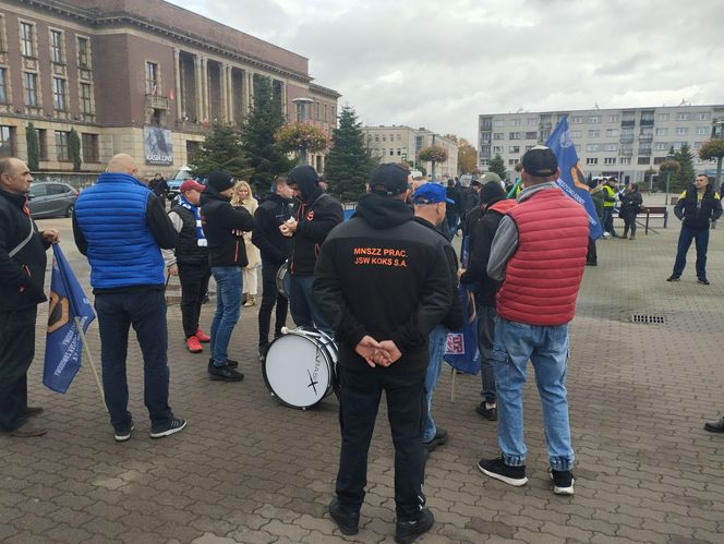 Hutnicy i koksownicy wyszli na ulice w Dąbrowie Górniczej. Apel do rządu o ratunek dla branży i tysięcy miejsc pracy