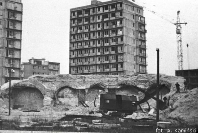 Pod ulicą w centrum Torunia odkryto... dawną wytwórnię lodu! Niezwykłe znalezisko sprzed 130 lat