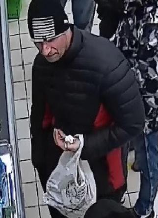 Mężczyzna ze zdjęć jest poszukiwany przez policję. Może trafić do więzienia na długie lata