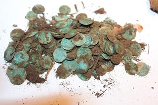 Niezwykłe odkrycie na Sądecczyźnie.  W Moszczenicy znaleziono monety sprzed 500 lat 