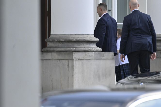 Karol Nawrocki który odbiera Kasię ze szkoły.