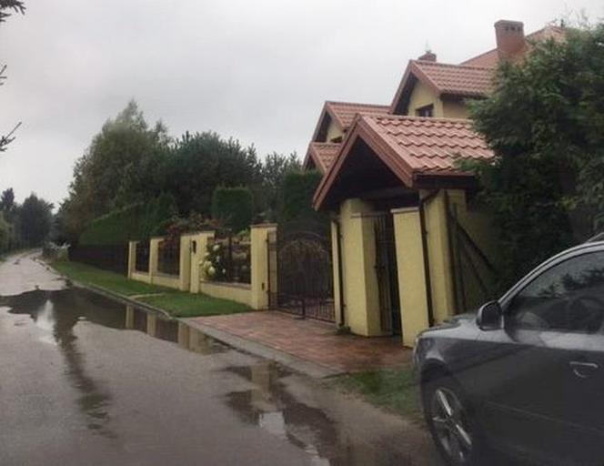 Luksusy Przemysława Czarnka. W ogrodzie basen i boisko 
