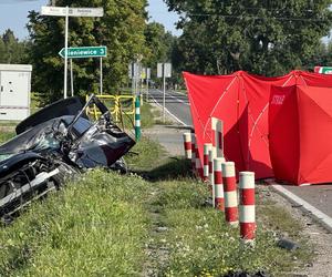  Śmierć na drodze w Radonicach. Dachowanie BMW