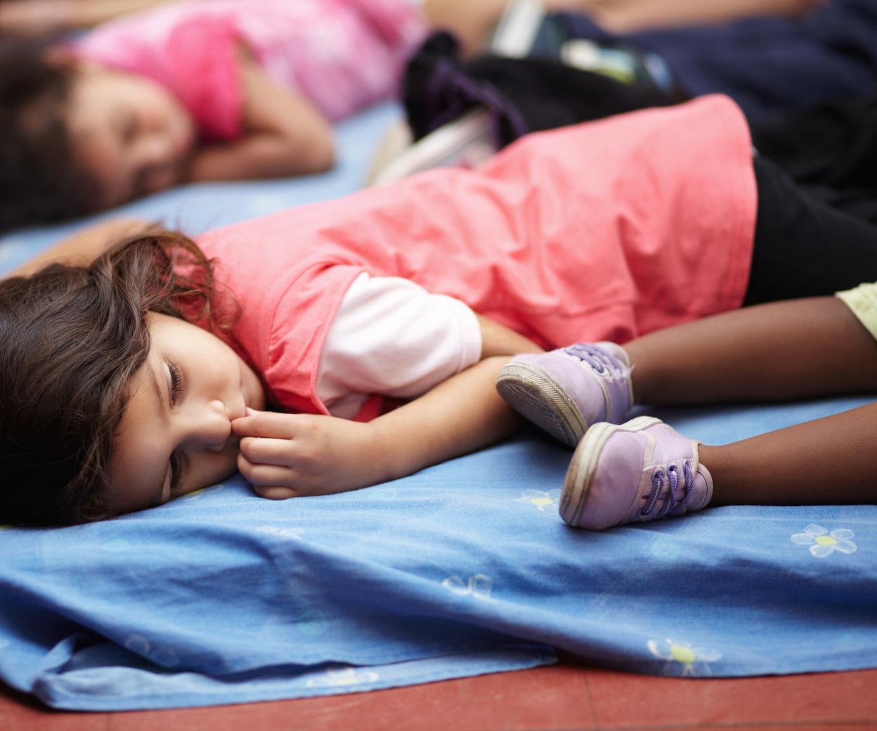 Kindergarten Kids Sleep. Сон на улице в детском саду. Спящие дети в детском саду. Детский сад сон час девочка.