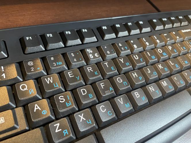 Litery języka ukraińskiego na klawiaturze komputerowej