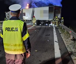 Śmiertelny wypadek na DK 74 pod Wieluniem. Kierowca mazdy zderzył się z tirem i spłonął [ZDJĘCIA].