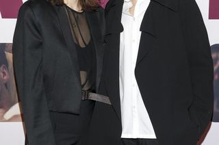 Roznerski szczerzy ząbki, Kubicka w sztruksie i Cielecka w czerni. Tłum gwiazd na premierze filmu Przepiękne!